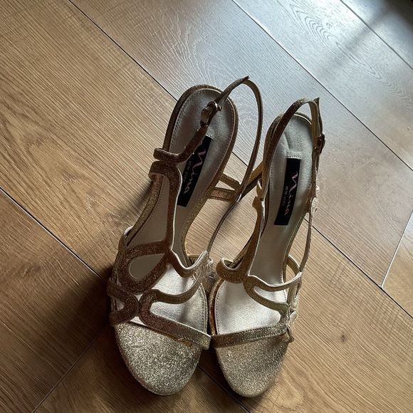 Nina Gold Strappy Heels for Formal Elegance - Picture 3 of 13